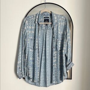 🎉5/$25 Light Blue Paisley Print Button-Up Shirt